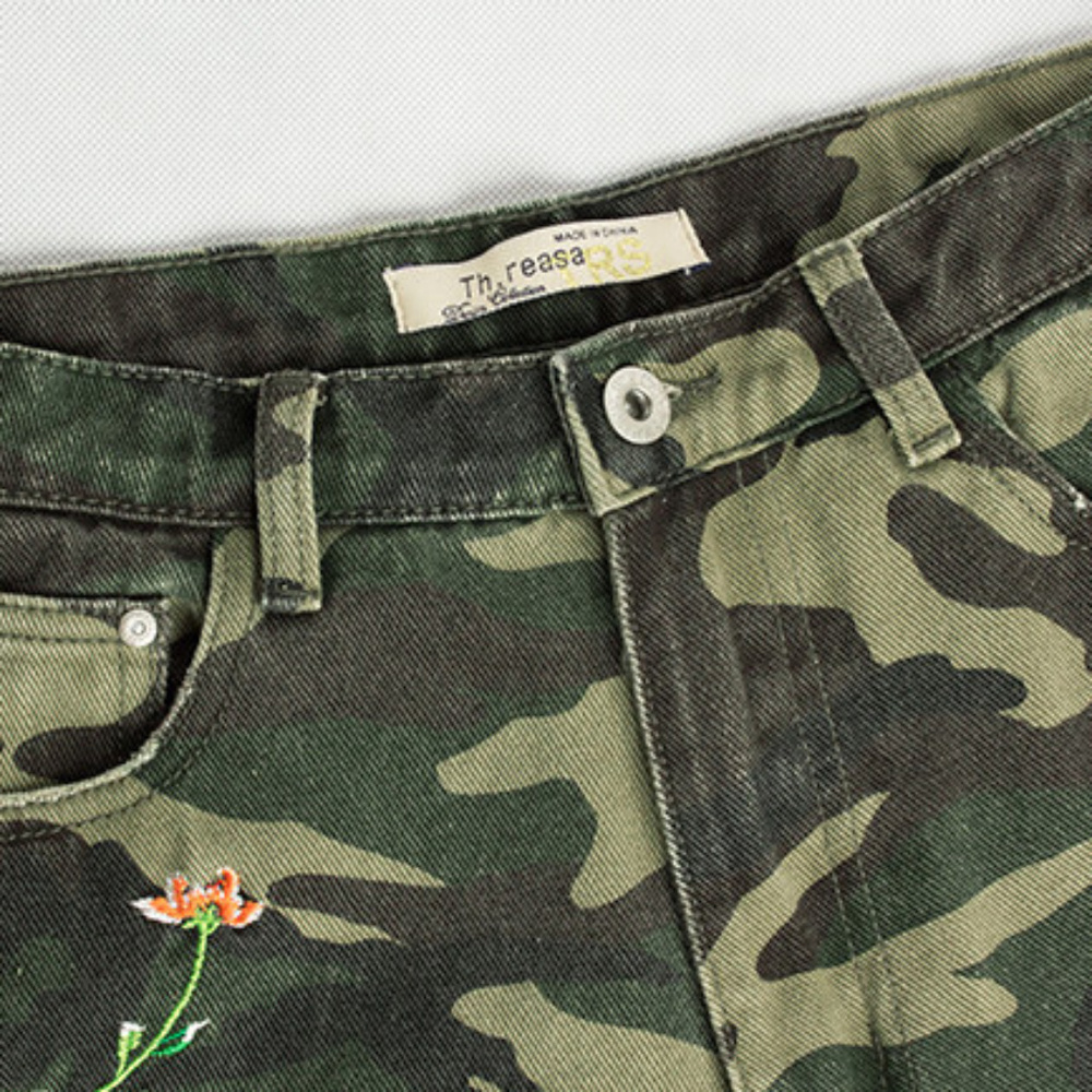 Brand New Embroidered Camo Jeans🍁🍂 - Picture 6 of 8